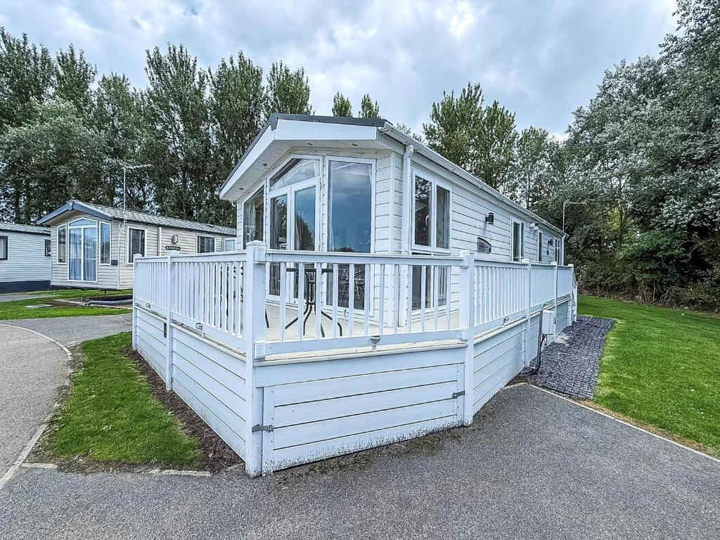 Spacious 4 Berth Lodge With Wi-Fi & Decking At Broadland Sands Ref 20055Sv, Hopton on Sea