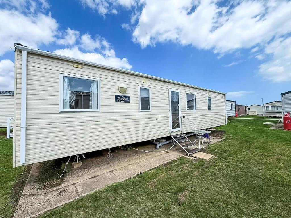 Cosy Caravan With Free Wi-Fi At Broadland Sands Holiday Park Ref 20012Bs, Hopton on Sea