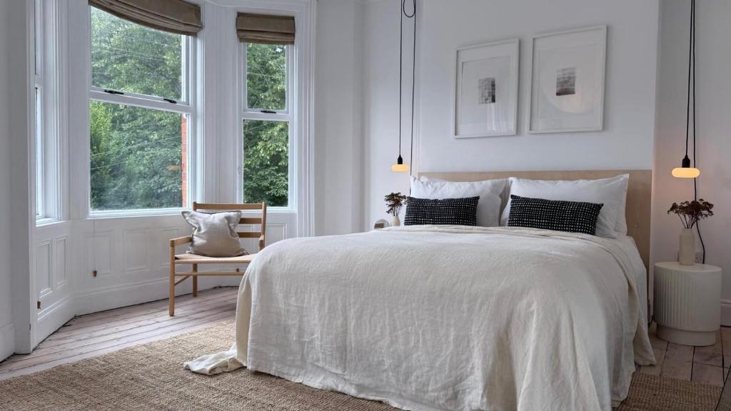 Spacious 4BR Victorian Property w/ Outdoor Terrace, Belfast