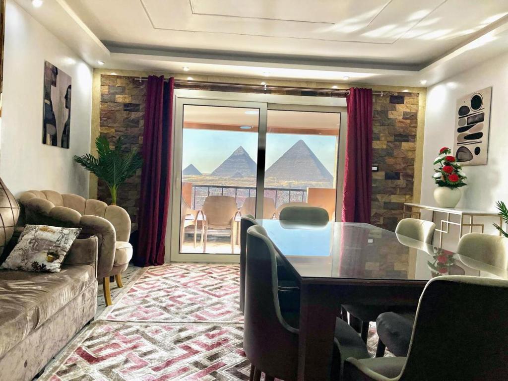 Magic Pyramids View, Káhira