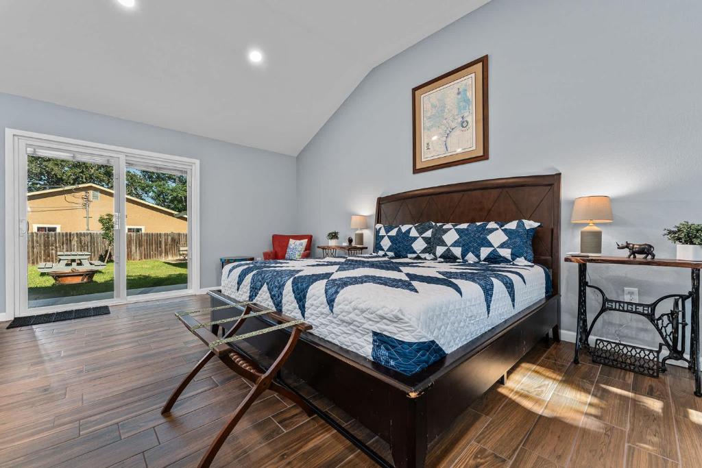 Walnut House - Close to Downtown Fire Pit, Fredericksburg