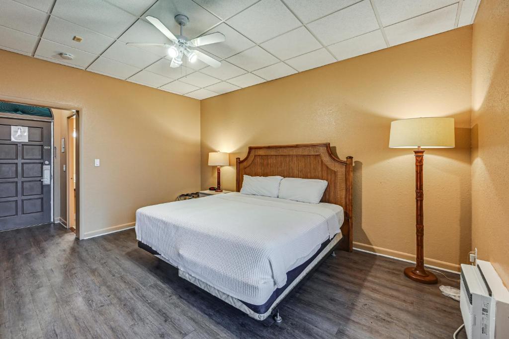 Naples Studio with 10K Islands Access and Marina View, Naples