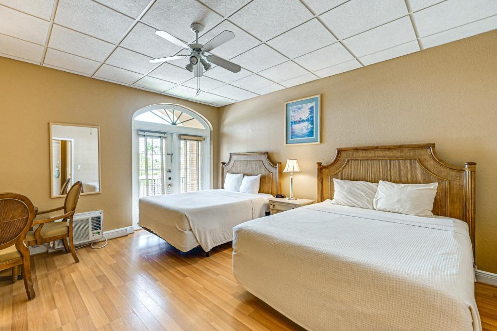 Studio with Direct 10K Islands Access Boat and Swim!, Naples