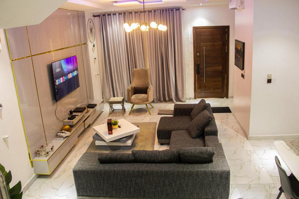 4BR With High-Speed WiFi & Free Parking in Lekki, Ikota