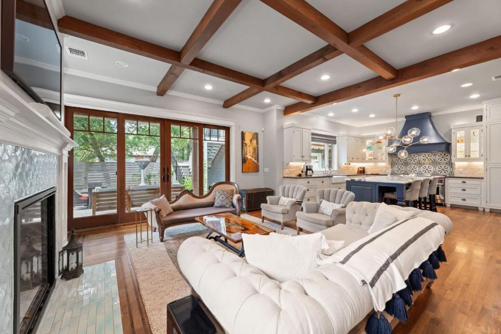 Gorgeous 4BD Plus Studio for 12 with Fire Pit & Near Downtown, Austin