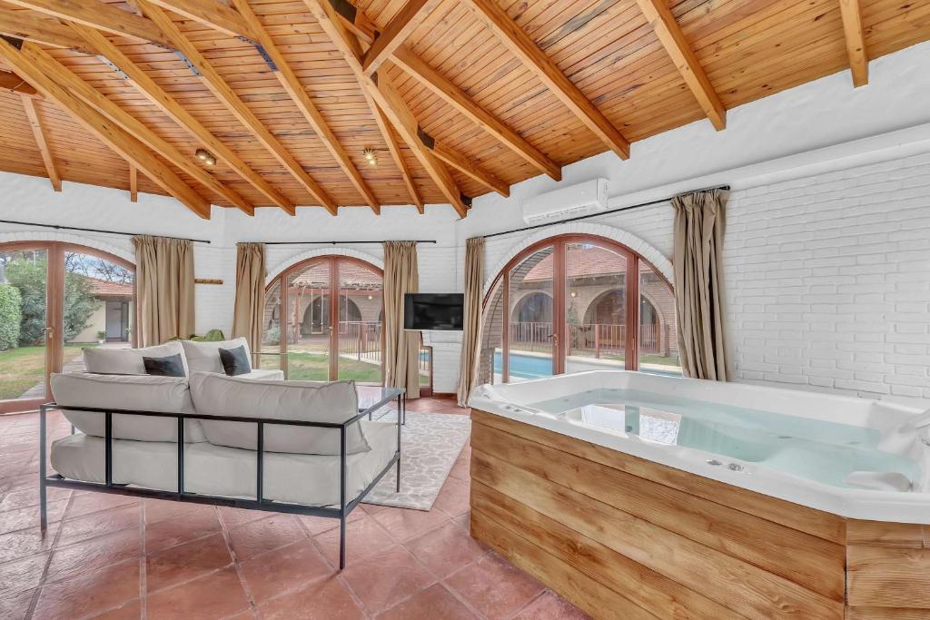 MOT Wine Country Villa 20 pax 9 Bd Pool & Jacuzzi - 4