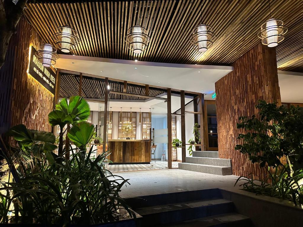 202MSNK Luxe Studio w Balcony &#038; Kitchen