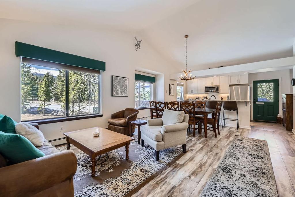 3BD for 10 with Hot Tub & Mountain Views Walk to Slopes, Breckenridge