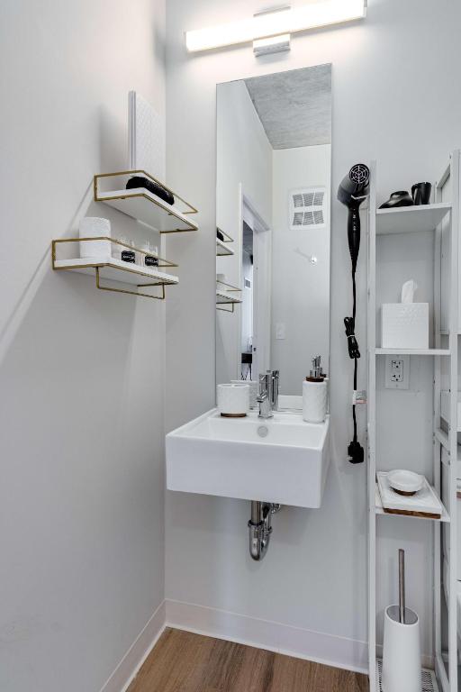 South Loop Rooftop With In & Out Parking 1, Chicago