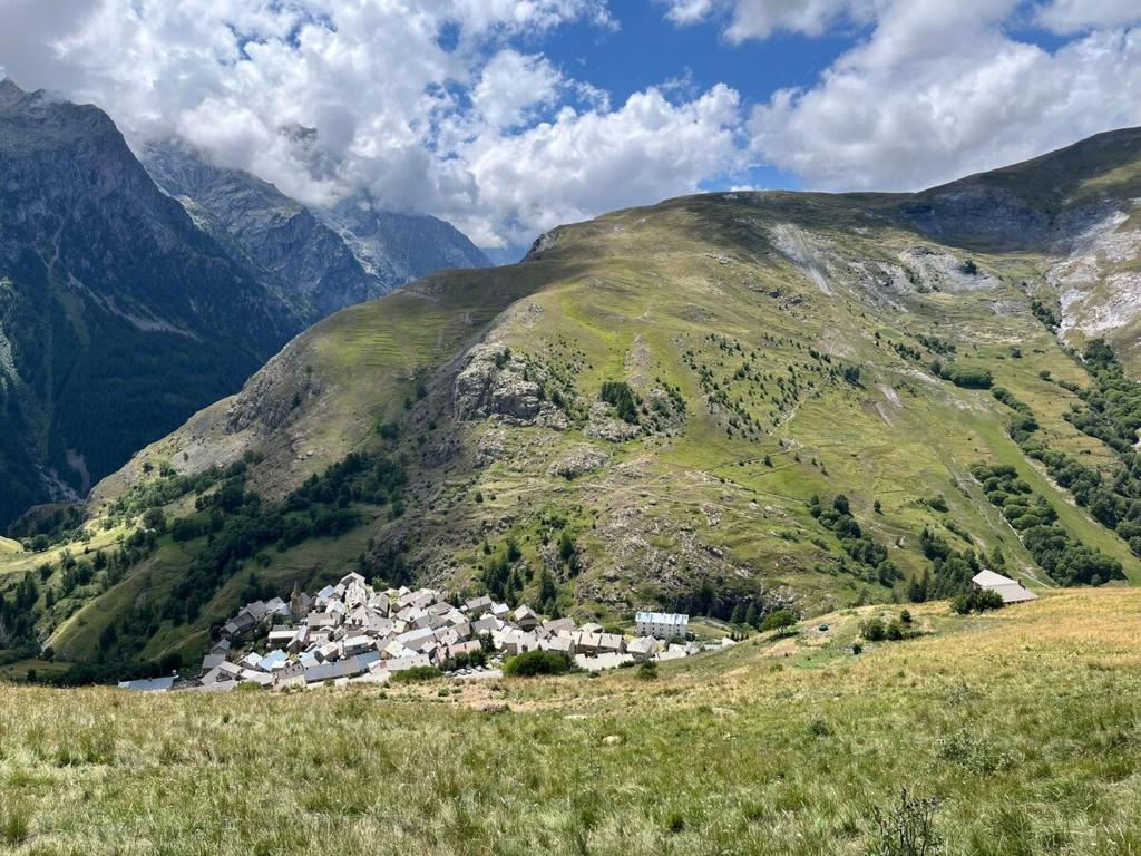 Les Soleils de la Meije 6 route de la station immeuble le beau rochas - 2