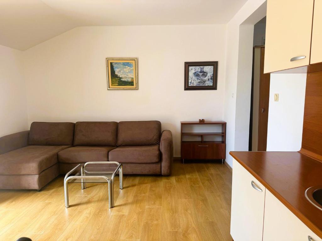 Lyon Apartments - 5