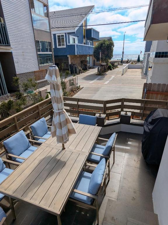 Steps from Ocean! Ocean and Bay Views! Rooftop Deck! Two-Car Garage! Renovated!, San Diego