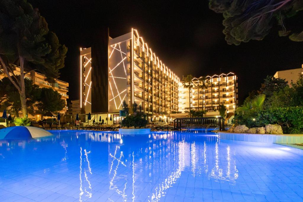 Golden Avenida Family Suites 4 Sup — Hotel building in Salou, Catalonia