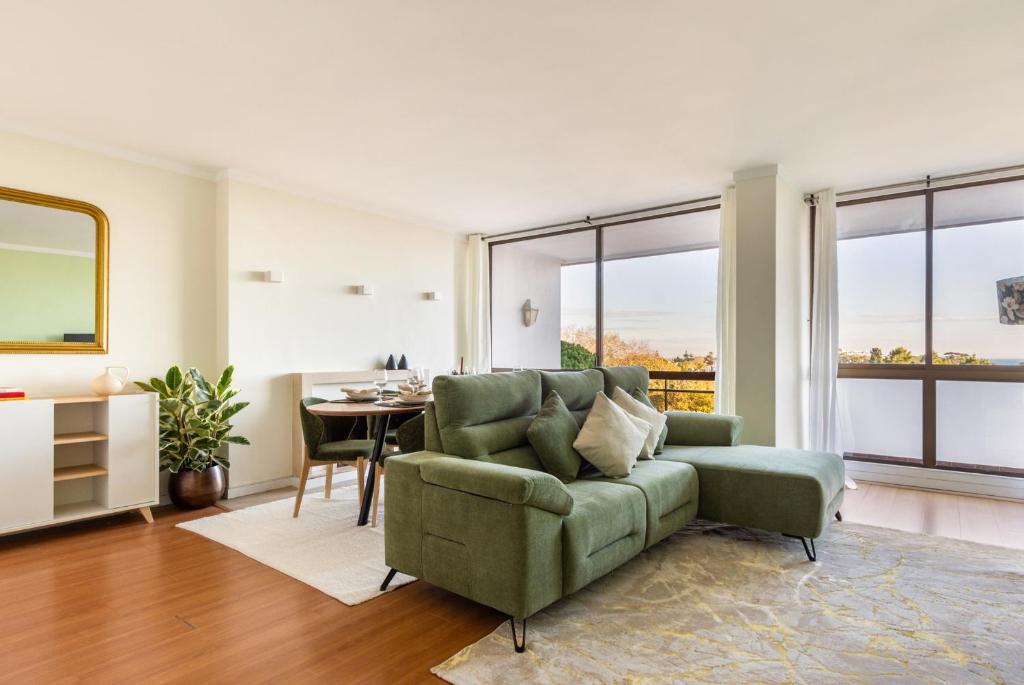 3BR Apt w Balcony and Sea View, Cascais