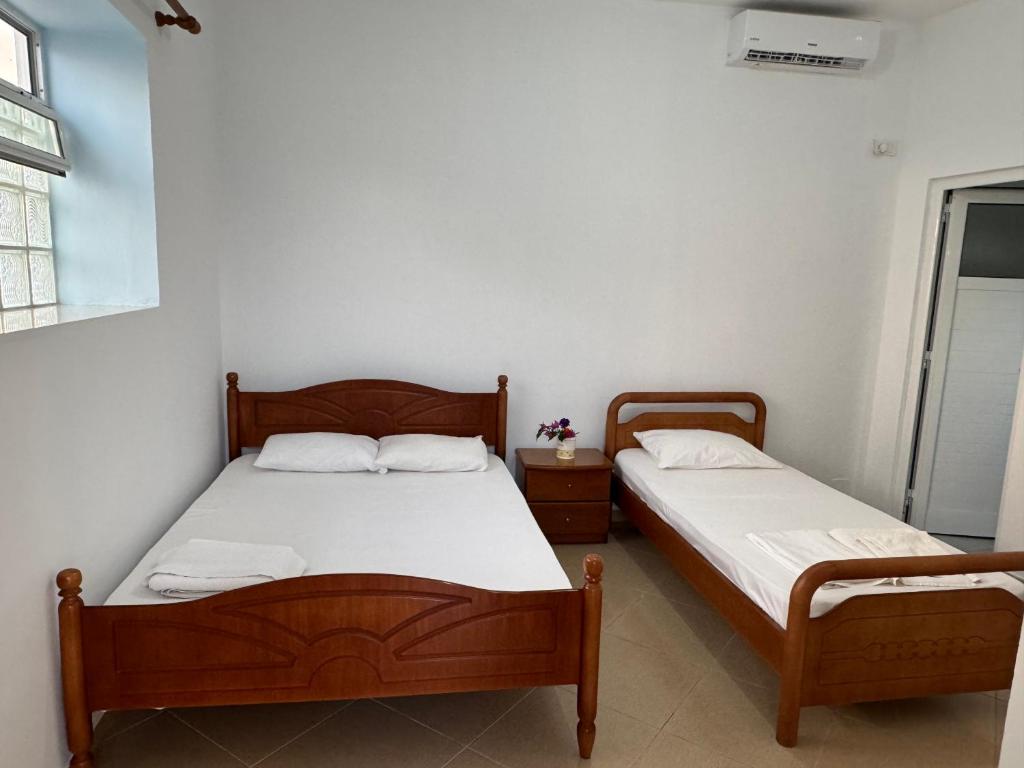 Albert Place, Himarë