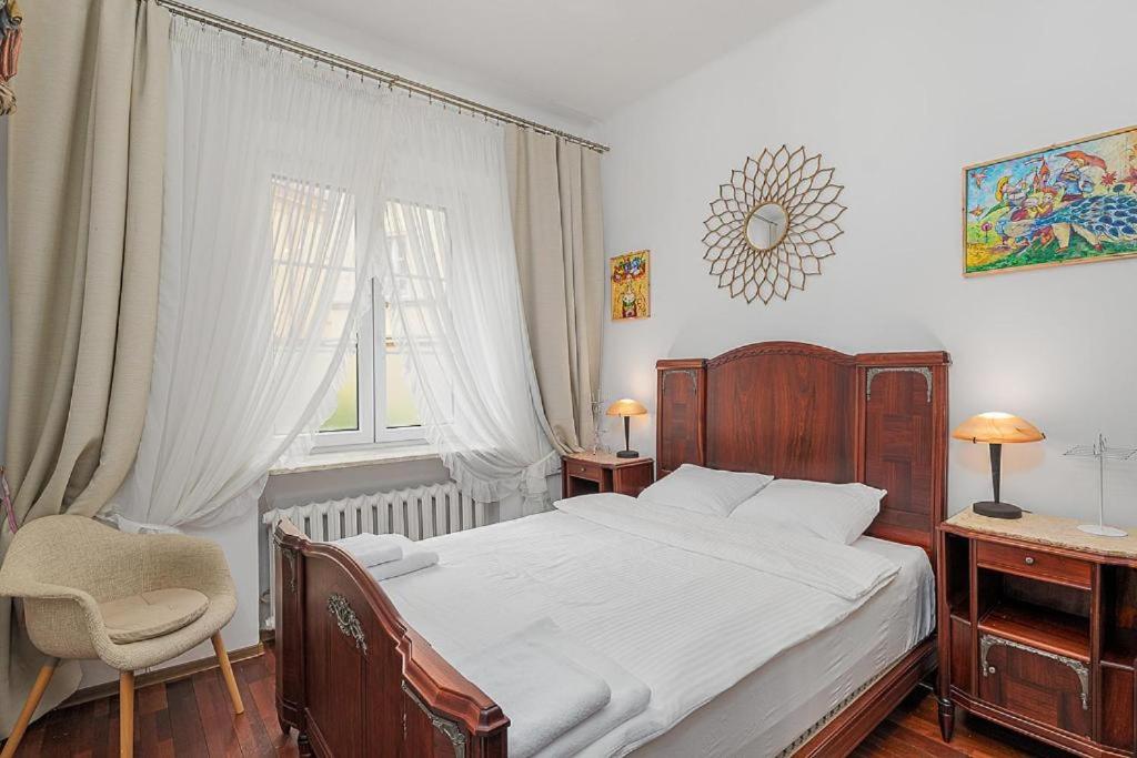 Rynek Nowego Miasta 27 by NYX Apart, Skorka