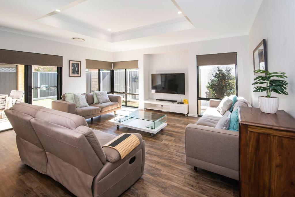 Tidal Wave Hideaway, Broadwater