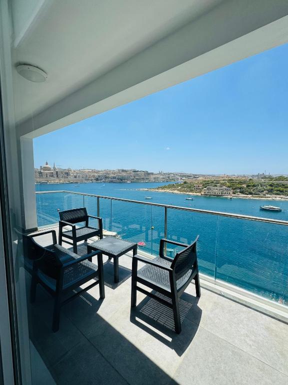 Seaview 9th Floor sliema apartment with Valletta Views, Il-Gżira taʼ Forti Manoel