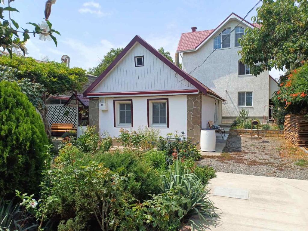 House with flowers, Sanžijka