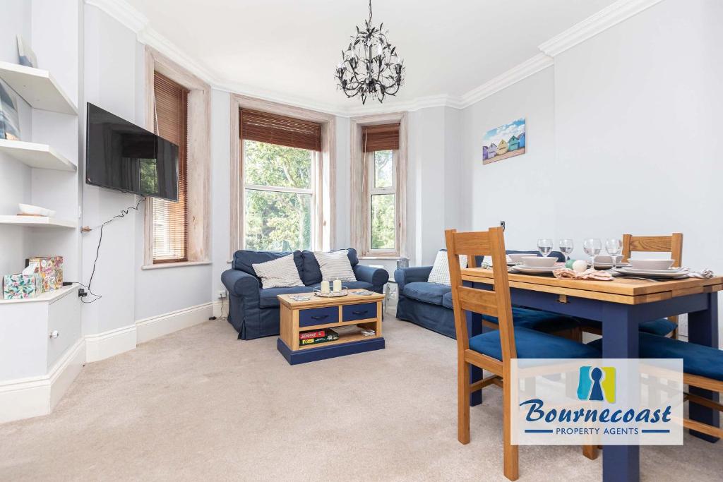 Bournecoast - Seafront Flat next to Sandy Beach with Balcony - Sea Views - Parking - FM10661, Bournemouth