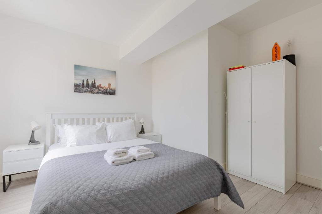 Sleek Studio Style Flat near City of London, Londýn