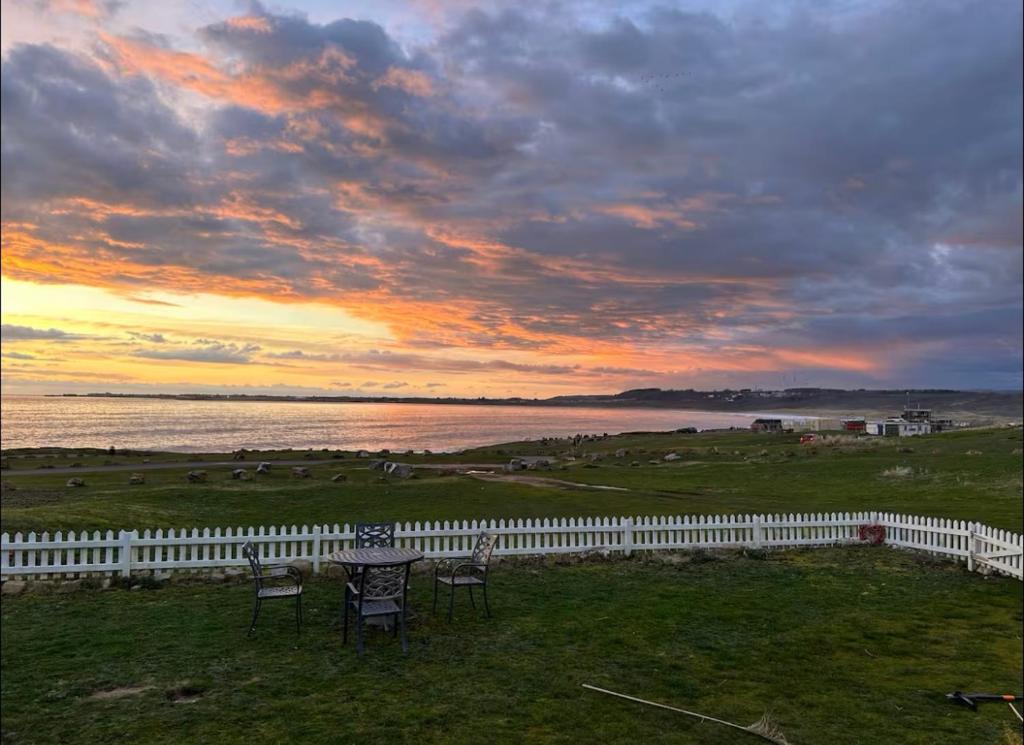 The Blue Dolphin with Panoramic Sea Views, Tythegston