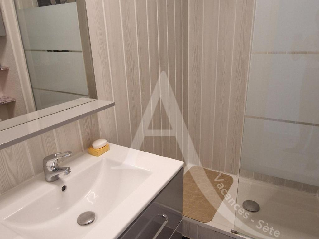 Studio cabine 4 personnes avec terrasse vue mer, climatisation et parking - 3