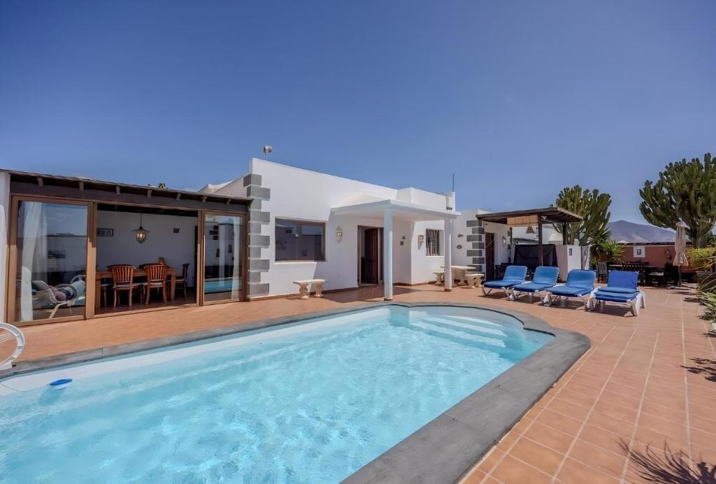 Utopia, villa 4 bedrooms, heated pool & complete privacy, Playa Blanca