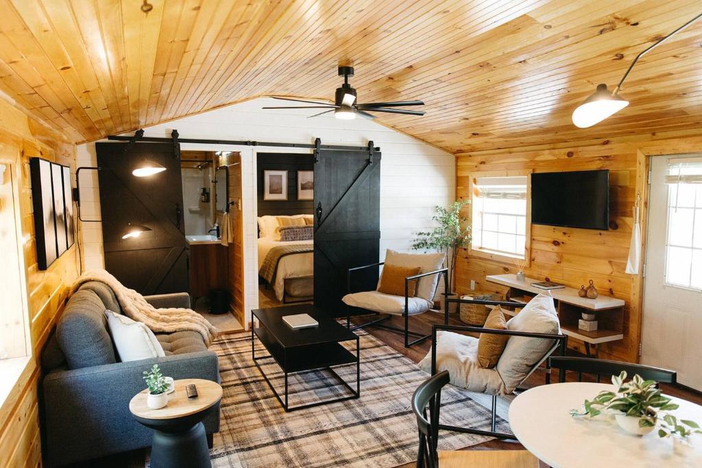 Boone's Bluff - Humble & Cozy Stay in RRG/Auxier, Pine Ridge