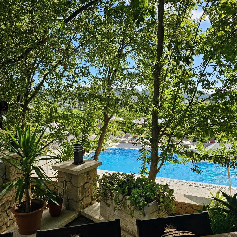 Green Hill Apartments - 1