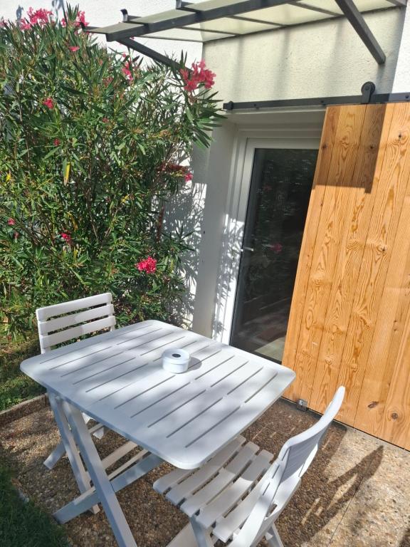 Charmant studio RDC avec terrasse, parking & cuisine équipée, La Côte-Saint-André