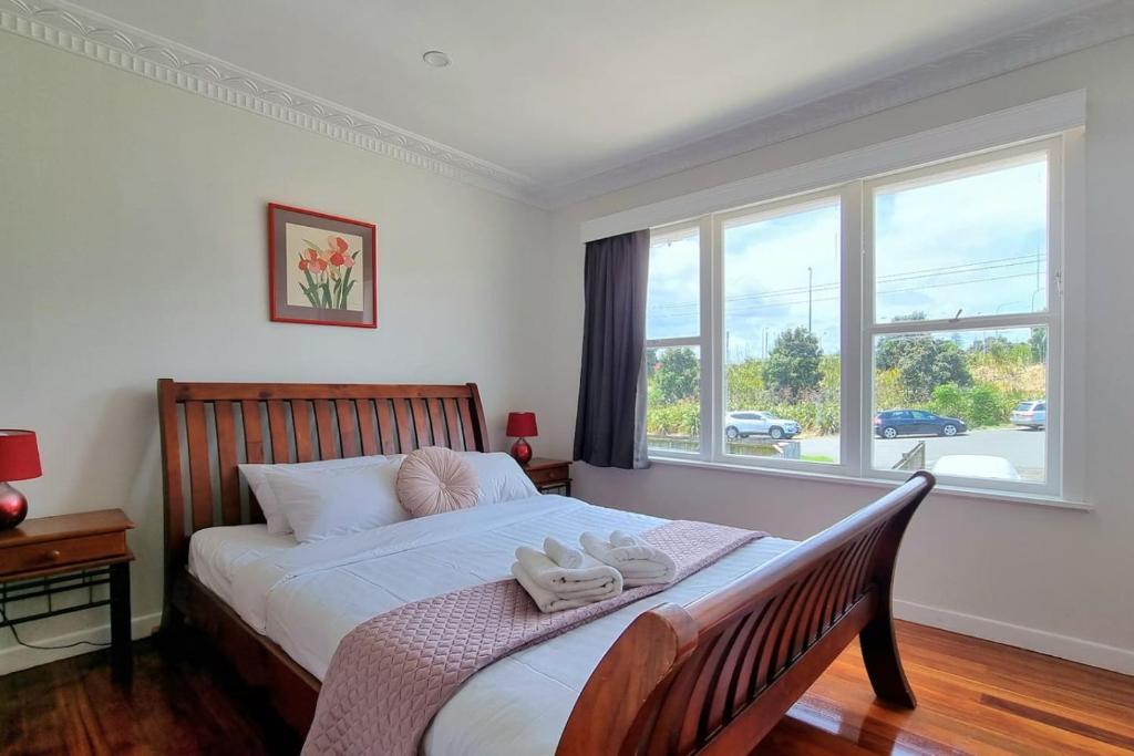 5BR Family House in Hillsborough, Окленд