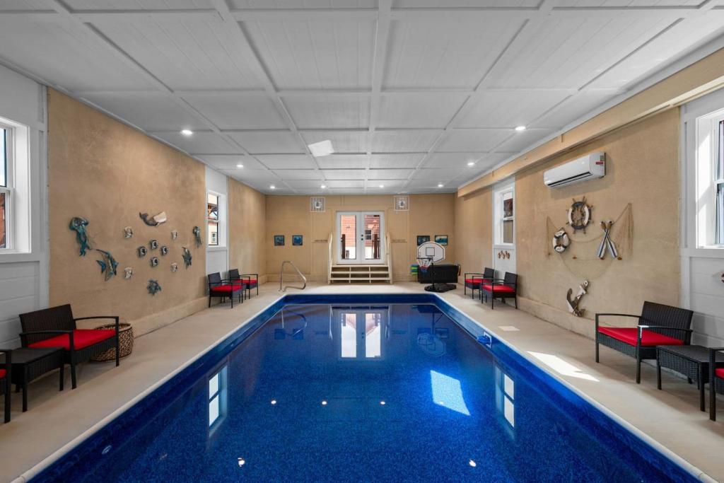 Cha Chas Castle 8BR Sleeps 30 w Pool Jacuzzi, Sevierville