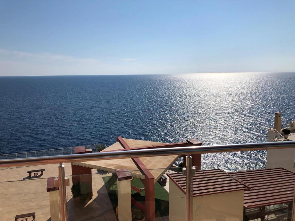 Modern Seaview Apartment with a Pool - 4