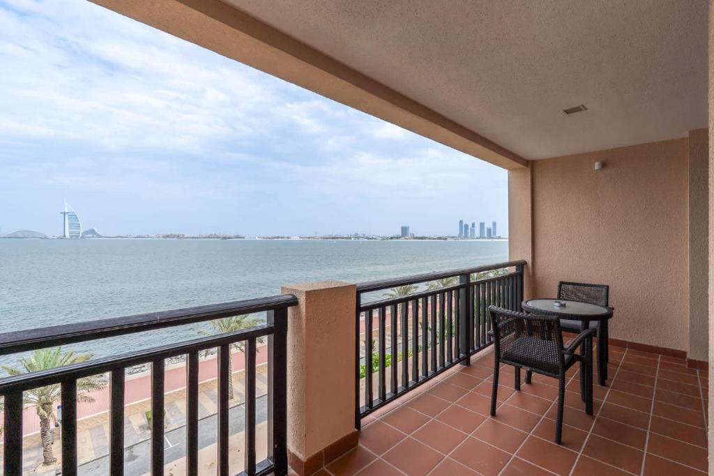 Peaceful 2 Bedroom with Beautiful Full Palm Waters Views, Dubaj