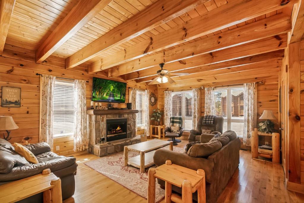 Center of Attention, Sevierville