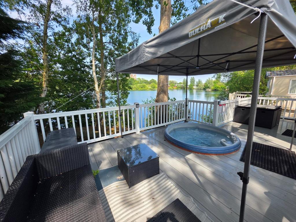 Lakeside Rudd Lake, 3 bed property with hot tub and stunning views, Tattershall