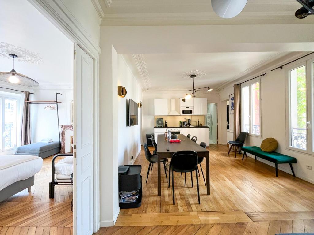 Urban Flat 99 - Spacious 6 BDR Apartment in Paris - 4