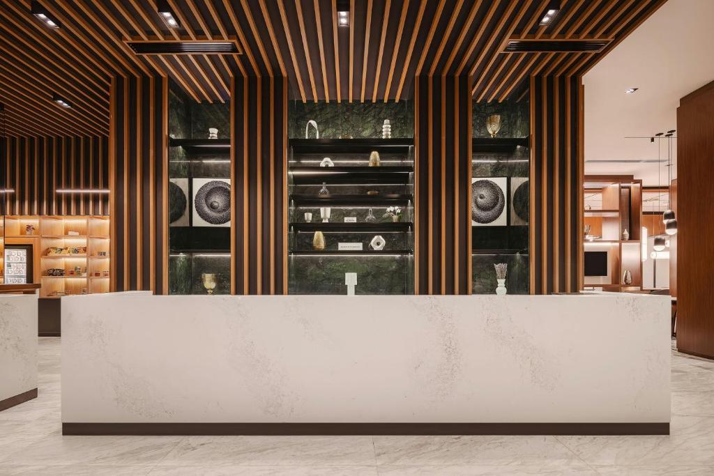 Front desk [24-hour]