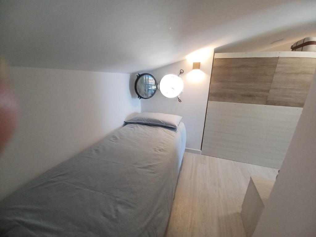 Villa Paolo attico appartamento loft matrimoniale piu singolo diviso da armadi,piu divano letto singolo - 4
