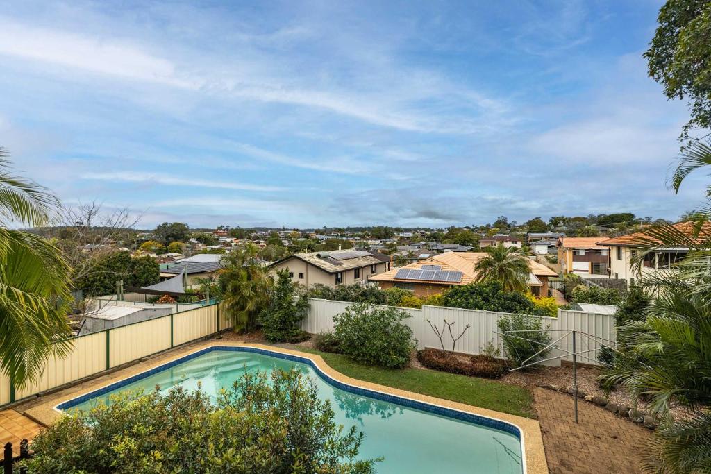 4BR Retreat with Pool & Scenic High Steps View, Rochedale South