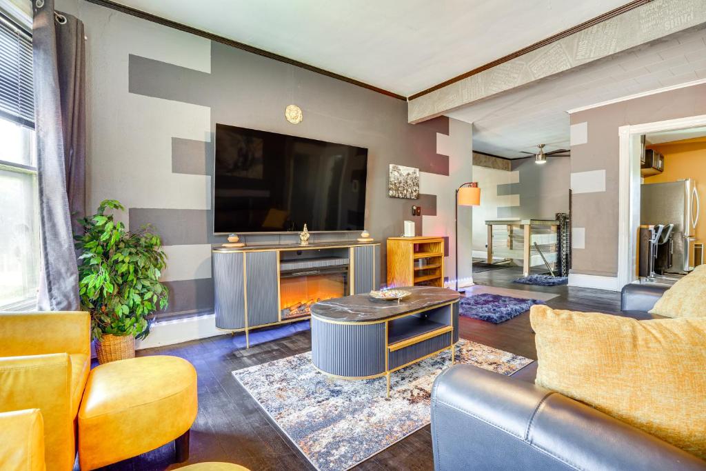 Less Than 2 Mi to Dtwn and Mississippi River West Side Home, West Saint Paul