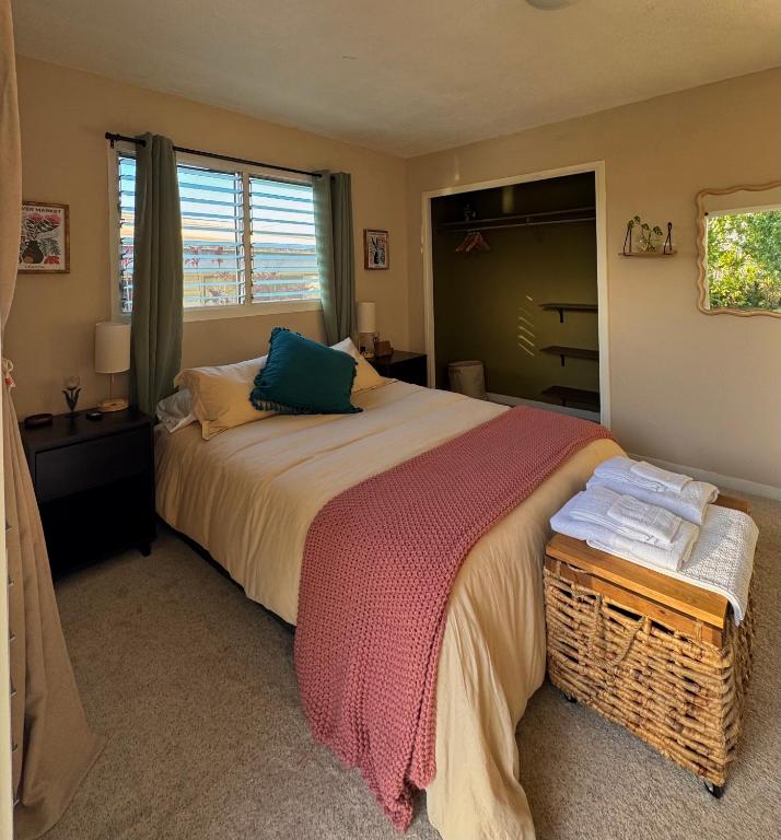 Master Suite with Private Bath 15 min from beach, Hilo