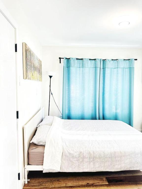 5 Min to Southgate Mall and U of A, Bright and Private, Cool Summer Stay, Edmonton