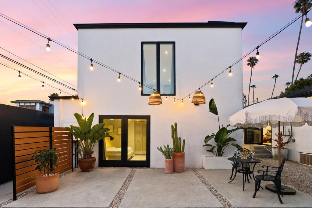 Luxe 2BR with Designer Touches, Walk to Everything, Los Angeles