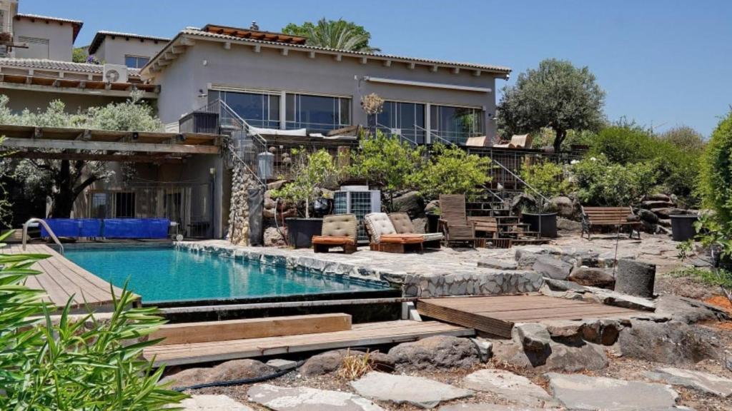 Luxury Retreat With Garden and Pool, Migdal