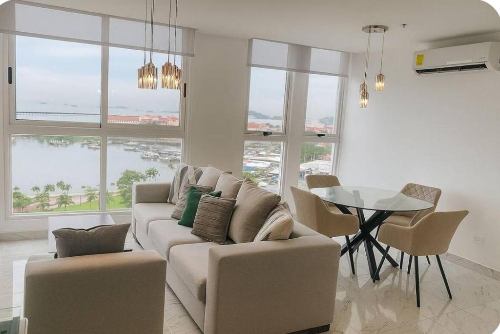 Vista a la Bahia y Ciudad, El Quije