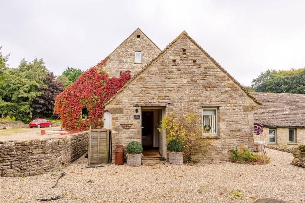 The Hideaway - Authentic Cotswolds Village Living, Birdlip