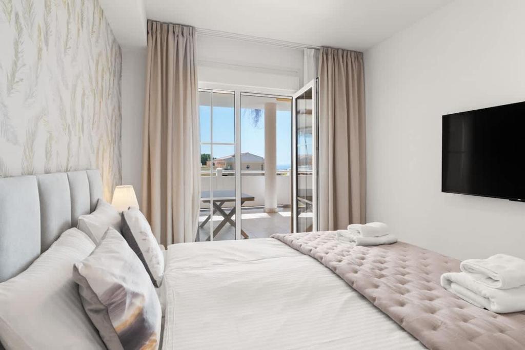 Domillion 2bdr 2bath apt Lomas33 Cabopino Golf - 1