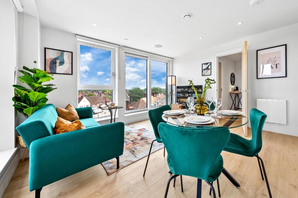 Stylish 2BDR Apartment By Homestyles Hosts Short Lets & Serviced Accommodation Wimbledon With Free Parking & Free WiFi, New Malden